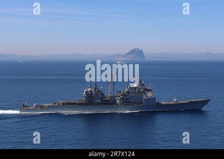 Der Führungsraketenkreuzer der Klasse Arieigh Burke USS Normandy (CG-60) durchquert die Straße von Gibraltar, 15. Juni 2023. Gerald R. Ford ist die USA Der neueste und fortschrittlichste Flugzeugträger der Navy, der einen Generationssprung in den USA darstellt Die Fähigkeit der Navy, Energie auf globaler Ebene zu projizieren. Die Gerald R. Ford Carrier Strike Group befindet sich in einem geplanten Einsatz in den USA Marinestreitkräfte Europa Einsatzgebiet, angestellt von den USA Sechste Flotte, die die Interessen der USA, Verbündeten und Partner verteidigt. (USA Marinebild von Mass Communication Specialist 2. Class Jackson Adkins) Stockfoto