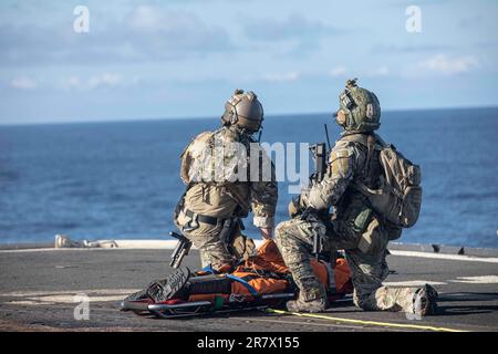 230613-N-LK647-1526 ATLANTISCHER OZEAN (13. Juni 2023) Seeleute, die der Sprengstoffbeseitigungsmobilen Einheit 6 zugeteilt sind, beobachten den Anflug eines MH-60s Seahawk-Hubschraubers vom Cockpit des geführten Raketenkreuzers der Klasse Ticonderoga USS Normandy (CG 60) aus, während sie einen Hubschrauberbesuch, -Board, -Suche, Und Festfressbohrer (HVBSS), 13. Juni 2023. Normandy ist Teil der Gerald R. Ford Carrier Strike Group und befindet sich in einem geplanten Einsatz in den USA Marinestreitkräfte Europa Einsatzgebiet, angestellt von der Sechsten Flotte, um die Interessen der USA, Verbündeten und Partner zu verteidigen. (USA Navy-Foto von Mass Communicat Stockfoto