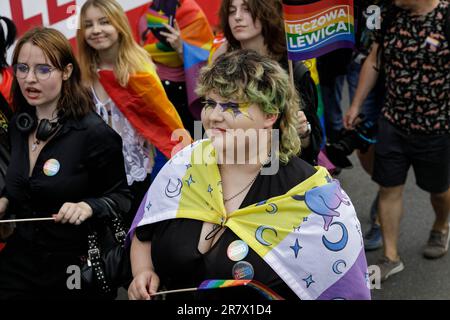 Warschau, Polen. 17. Juni 2023. Während der Warschauer Gleichstellungsparade marschieren die Menschen durch die Straße. Die diesjährige Equality Parade widmete sich den Rechten transgender Menschen und wurde unter dem Slogan „We predict Equality and Beauty! Die Equality Parade führte zum 17. Mal durch die Straßen von Warschau. Es ist die größte Manifestation von LGBTQ-Gemeinden in Polen. Kredit: SOPA Images Limited/Alamy Live News Stockfoto