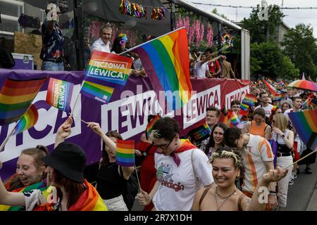 Warschau, Polen. 17. Juni 2023. Während der Warschauer Gleichstellungsparade marschieren die Menschen durch die Straße. Die diesjährige Equality Parade widmete sich den Rechten transgender Menschen und wurde unter dem Slogan „We predict Equality and Beauty! Die Equality Parade führte zum 17. Mal durch die Straßen von Warschau. Es ist die größte Manifestation von LGBTQ-Gemeinden in Polen. Kredit: SOPA Images Limited/Alamy Live News Stockfoto