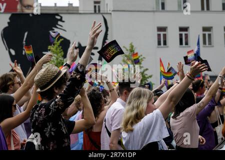 Warschau, Polen. 17. Juni 2023. Personen mit Regenbogen- und anderen LGBTQ-Flaggen nehmen an der Warschauer Gleichstellungsparade Teil. Die diesjährige Equality Parade widmete sich den Rechten transgender Menschen und wurde unter dem Slogan „We predict Equality and Beauty! Die Equality Parade führte zum 17. Mal durch die Straßen von Warschau. Es ist die größte Manifestation von LGBTQ-Gemeinden in Polen. Kredit: SOPA Images Limited/Alamy Live News Stockfoto