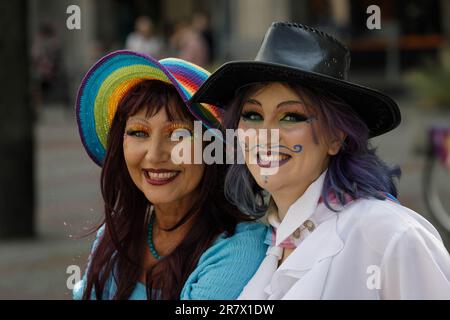 Warschau, Polen. 17. Juni 2023. Die Teilnehmer posieren während der Warschauer Gleichstellungsparade für ein Foto. Die diesjährige Equality Parade widmete sich den Rechten transgender Menschen und wurde unter dem Slogan „We predict Equality and Beauty! Die Equality Parade führte zum 17. Mal durch die Straßen von Warschau. Es ist die größte Manifestation von LGBTQ-Gemeinden in Polen. Kredit: SOPA Images Limited/Alamy Live News Stockfoto