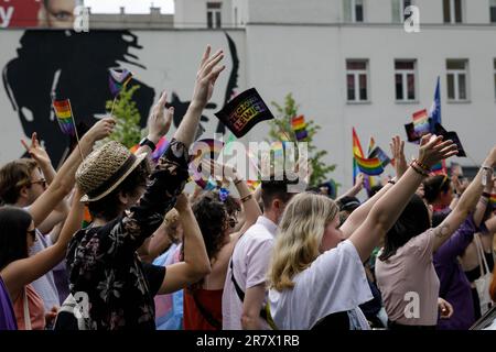 Warschau, Polen. 17. Juni 2023. Personen mit Regenbogen- und anderen LGBTQ-Flaggen nehmen an der Warschauer Gleichstellungsparade Teil. Die diesjährige Equality Parade widmete sich den Rechten transgender Menschen und wurde unter dem Slogan „We predict Equality and Beauty! Die Equality Parade führte zum 17. Mal durch die Straßen von Warschau. Es ist die größte Manifestation von LGBTQ-Gemeinden in Polen. (Foto: Volha Shukaila/SOPA Images/Sipa USA) Guthaben: SIPA USA/Alamy Live News Stockfoto