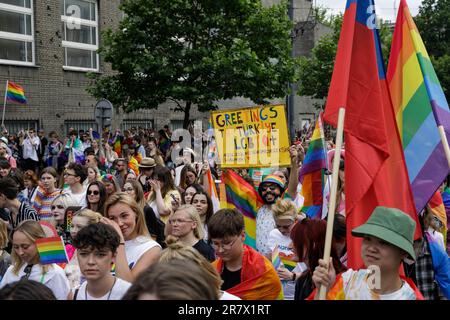 Warschau, Polen. 17. Juni 2023. Eine Person hält ein Plakat mit der Aufschrift „Gruß an die Türkei LGBTQ“, wenn sie an der Warschauer Gleichstellungsparade teilnimmt. Die diesjährige Equality Parade widmete sich den Rechten transgender Menschen und wurde unter dem Slogan „We predict Equality and Beauty! Die Equality Parade führte zum 17. Mal durch die Straßen von Warschau. Es ist die größte Manifestation von LGBTQ-Gemeinden in Polen. (Foto: Volha Shukaila/SOPA Images/Sipa USA) Guthaben: SIPA USA/Alamy Live News Stockfoto