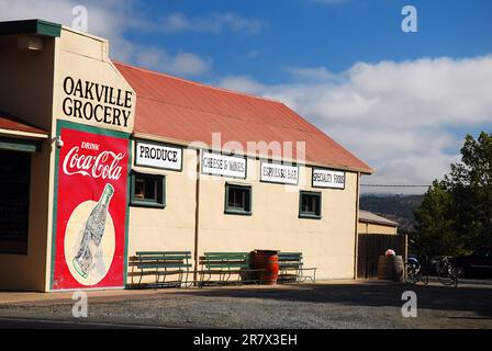 An der Außenwand des Oakville Grocery Store and Market im Napa Valley steht eine Coca-Cola-Reklametafel im Vintage-Stil Stockfoto