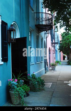 Rainbow Row, eine Reihe farbenfroher Häuser säumen die Straße der bezaubernden Stadt Charleston South Carolina Stockfoto