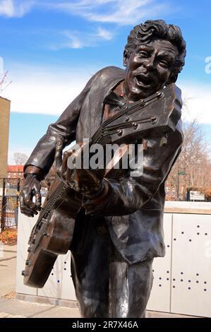 Eine Statue des Rock 'n' Roll-Gründers Chuck Berry steht in seiner Heimatstadt St. Louis Missouri Stockfoto