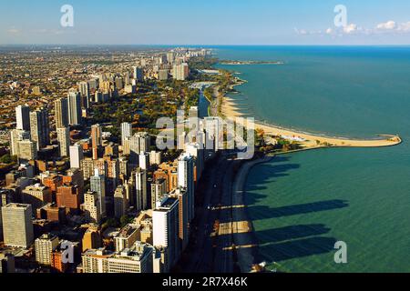 Aus der Vogelperspektive bietet sich ein Blick auf die Chicago North Side und die Küste am Lake Michigan Stockfoto
