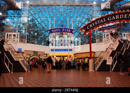 Die Leute versammeln sich im Familienpavillon von Chicagos Navy Pier Stockfoto