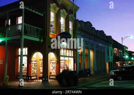 Square Books, ein unabhängiges Einzelhandelsbuchgeschäft in Oxford, Mississippi, leuchtet nachts auf dem Marktplatz der Stadt Stockfoto