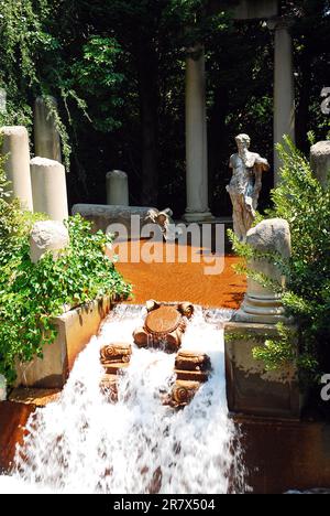 Ein Wasser fließt aus einem Brunnen, der im antiken römischen Stil dekoriert ist Stockfoto