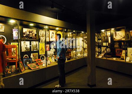 Ein junger Erwachsener informiert über die Musikgeschichte der Sun Studios in Memphis, Tennessee Stockfoto