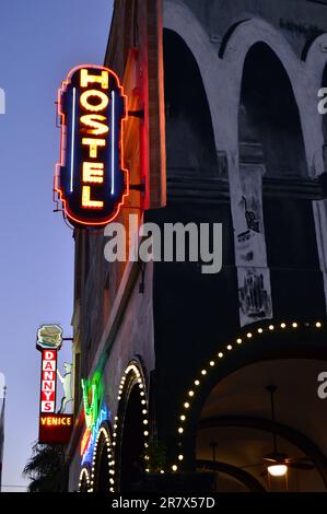 Eine Jugendherberge in Venice Beach, Kalifornien, in der Nähe von Los Angeles, ist nachts beleuchtet Stockfoto