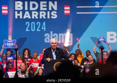 Philadelphia, Pennsylvania, USA. 17. Juni 2023 US-Präsident Joe Biden spricht auf einer politischen Kundgebung, die von Gewerkschaftsmitgliedern am Samstag, den 17. Juni 2023 im Philadelphia Convention Center in Philadelphia, Pennsylvania, ausgerichtet wird. Kredit: Saquan Stimpson/CNP/MediaPunch Kredit: MediaPunch Inc/Alamy Live News Stockfoto