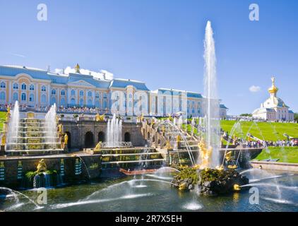 Historischer Peterhof-Palast von Russland mit Brunnen, goldenen Statuen und Skulpturen in St. Petersburg Stockfoto