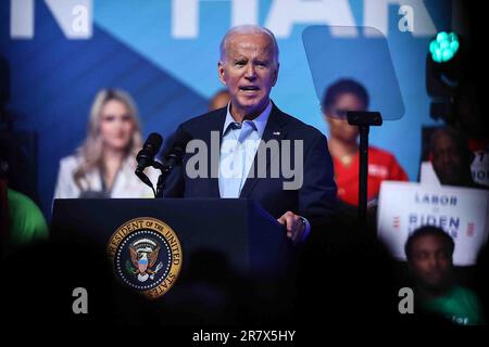 Philadelphia, Pennsylvania, USA. 17. Juni 2023 US-Präsident Joe Biden spricht auf einer politischen Kundgebung, die von Gewerkschaftsmitgliedern am Samstag, den 17. Juni 2023 im Philadelphia Convention Center in Philadelphia, Pennsylvania, ausgerichtet wird. Kredit: Saquan Stimpson/CNP/MediaPunch Kredit: MediaPunch Inc/Alamy Live News Stockfoto