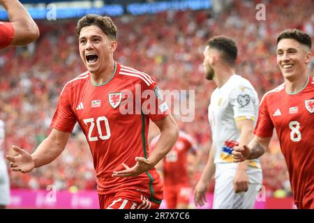 Cardiff, Großbritannien. 16. Juni 2023. Dan James of Wales feiert, nachdem er sein Team 1. Tor erzielt hat. UEFA Euro 2024 Qualifier, Gruppe D Match, Wales gegen Armenien im Cardiff City Stadium in Cardiff, South Wales am Freitag, den 16. Juni 2023. Nur redaktionelle Verwendung. Bild nach Kredit: Andrew Orchard Sportfotografie/Alamy Live News Stockfoto