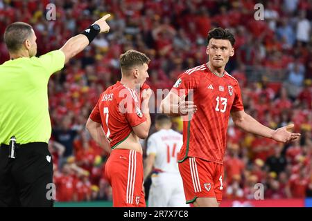 Cardiff, Großbritannien. 16. Juni 2023. Kieffer Moore von Wales reagiert, als er vom Schiedsrichter Georgi Kabakov weggeschickt wird. UEFA Euro 2024 Qualifier, Gruppe D Match, Wales gegen Armenien im Cardiff City Stadium in Cardiff, South Wales am Freitag, den 16. Juni 2023. Nur redaktionelle Verwendung. Bild nach Kredit: Andrew Orchard Sportfotografie/Alamy Live News Stockfoto