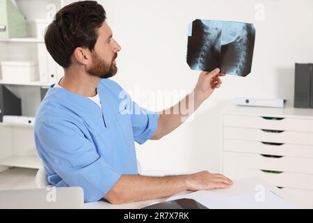 Arzt untersucht Hals-MRT im Krankenhaus Stockfoto