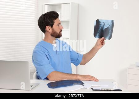 Arzt untersucht Hals-MRT im Krankenhaus Stockfoto