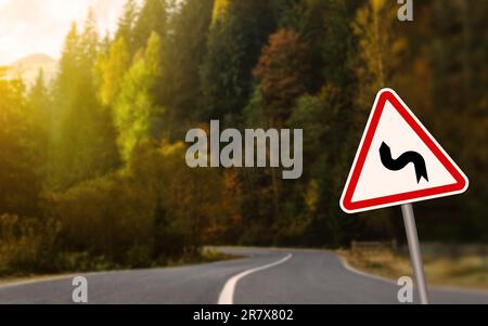 Straßenschild mit Kurven auf der Autobahn, Platz für Text Stockfoto