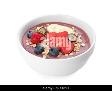 Köstliche Smoothie-Schüssel mit frischen Beeren, Banane und Müsli auf weißem Hintergrund Stockfoto