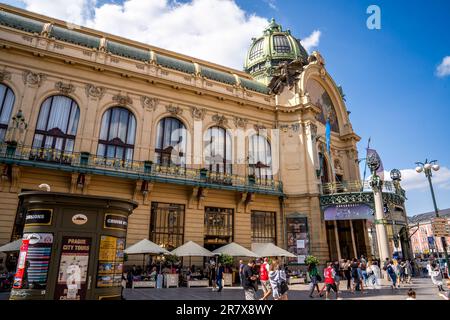 Prag, Böhmen – CZ – 2. Juni 2023 Stadthaus, ein Stadthaus, in dem die Smetana Hall, ein gefeierter Konzertsaal, in Prag untergebracht ist. Stockfoto