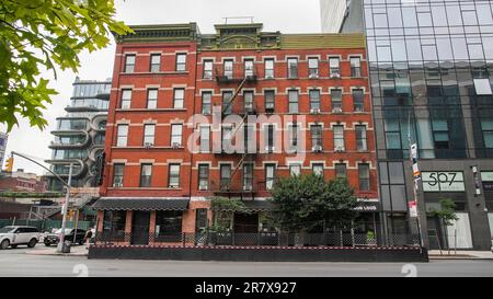 NEW YORK, NEW YORK, USA - 12. JUNI 2023: Architekturblick von der W 28 St 10. Avenue in Manhattan Stockfoto