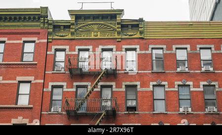 NEW YORK, NEW YORK, USA - 12. JUNI 2023: Architekturblick von der W 28 St 10. Avenue in Manhattan Stockfoto