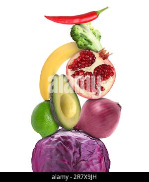Ein Stapel verschiedener Gemüse und Früchte, isoliert auf Weiß Stockfoto