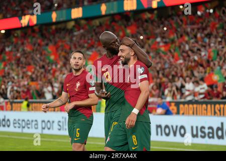 Lisboa, Portugal. 17. Juni 2023. Der portugiesische Mittelfeldspieler Bruno Fernandes (L) feiert mit dem portugiesischen Verteidiger Ruben Dias ein Tor während des UEFA Euro 2024-Qualifikationsspiels der Gruppe J zwischen Portugal und Bosnien-Herzegowina im Luz-Stadion in Lissabon am 17. Juni 2023. Kredit: Brasilien Photo Press/Alamy Live News Stockfoto