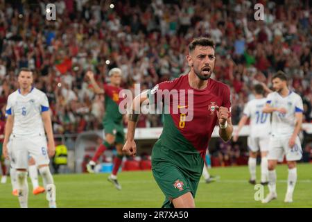 Lisboa, Portugal. 17. Juni 2023. Der portugiesische Mittelfeldspieler Bruno Fernandes (L) feiert mit dem portugiesischen Verteidiger Ruben Dias ein Tor während des UEFA Euro 2024-Qualifikationsspiels der Gruppe J zwischen Portugal und Bosnien-Herzegowina im Luz-Stadion in Lissabon am 17. Juni 2023. Kredit: Brasilien Photo Press/Alamy Live News Stockfoto