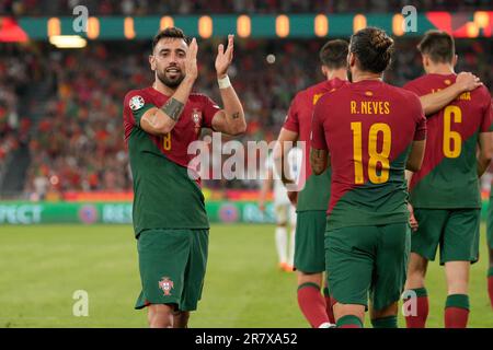 Lisboa, Portugal. 17. Juni 2023. Der portugiesische Mittelfeldspieler Bruno Fernandes (L) feiert mit dem portugiesischen Verteidiger Ruben Dias ein Tor während des UEFA Euro 2024-Qualifikationsspiels der Gruppe J zwischen Portugal und Bosnien-Herzegowina im Luz-Stadion in Lissabon am 17. Juni 2023. Kredit: Brasilien Photo Press/Alamy Live News Stockfoto