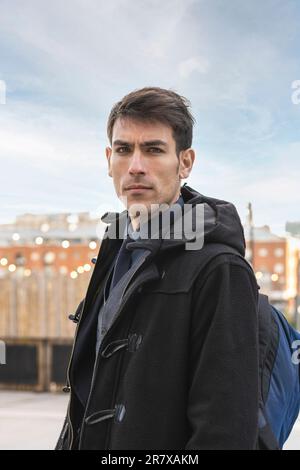 Porträt eines attraktiven Mannes, der in die Kamera schaut. Stockfoto