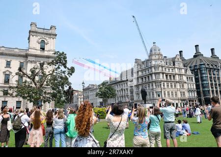 London, Großbritannien. 17. Juni 2023. Mitglieder der Öffentlichkeit auf dem parliament Square genießen das Spektakel der roten Pfeile, die über Whitehall fliegen. Die Feierlichkeiten zum Trooping the Colour anlässlich des Geburtstages des Königs wurden mit einem Flypast beendet, bestehend aus etwa 70 Flugzeugen der Royal Navy, der British Army und der Royal Airforce, die an der erweiterten Ausstellung teilnahmen, die nach der Krönungsflinte von Mai aufgrund schlechter Wetterbedingungen verkleinert wurde. Kredit: Elfte Stunde Fotografie/Alamy Live News Stockfoto