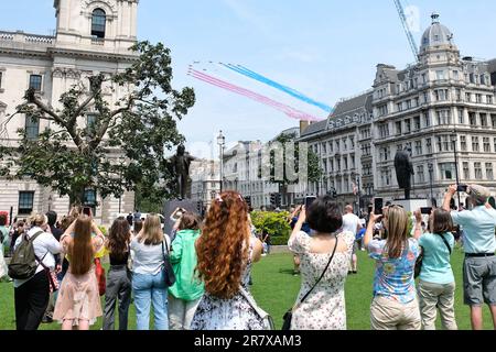 London, Großbritannien. 17. Juni 2023. Mitglieder der Öffentlichkeit auf dem parliament Square genießen das Spektakel der roten Pfeile, die über Whitehall fliegen. Die Feierlichkeiten zum Trooping the Colour anlässlich des Geburtstages des Königs wurden mit einem Flypast beendet, bestehend aus etwa 70 Flugzeugen der Royal Navy, der British Army und der Royal Airforce, die an der erweiterten Ausstellung teilnahmen, die nach der Krönungsflypast von Mai aufgrund schlechter Wetterbedingungen verkleinert wurde. Kredit: Elfte Stunde Fotografie/Alamy Live News Stockfoto