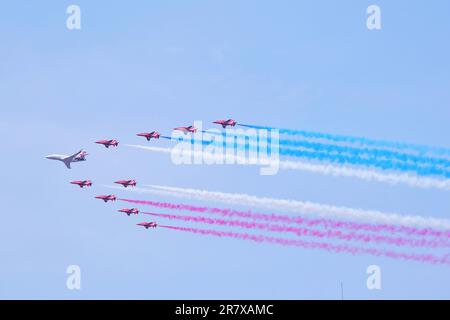 London, Großbritannien. 17. Juni 2023. Die roten Pfeile mit ihrem Markenzeichen rot, weiß und blau. Die Feierlichkeiten zum Trooping the Colour anlässlich des Geburtstages des Königs wurden mit einem Flypast aus rund 70 Flugzeugen der Royal Navy, der British Army und der Royal Airforce geschlossen. Das erweiterte Display war ursprünglich für die Krönung im Mai geplant, musste aber aufgrund schlechter Wetterbedingungen verkleinert werden. Kredit: Elfte Stunde Fotografie/Alamy Live News Stockfoto