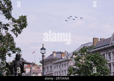 London, Großbritannien. 17. Juni 2023. Sechs F-35B Lightning-Flugzeuge fliegen über Whitehall, um die Feierlichkeiten zum Trooping the Colour zu beenden, die den Geburtstag des Königs markieren, als die Flugzeuge an der Mall vorbeiflogen. Etwa 70 Flugzeuge der Royal Navy, der British Army und der Royal Airforce nahmen an einer erweiterten Ausstellung Teil, die nach der Verringerung der Krönungsflypast aufgrund schlechten Wetters umgestellt wurde. Kredit: Elfte Stunde Fotografie/Alamy Live News Stockfoto