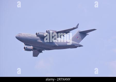 London, Großbritannien. 17. Juni 2023. Ein Royal Air Force C-17 Globemaster nimmt an einem Flypast Teil, der die Feierlichkeiten zum Geburtstag des Königs „Trooping the Colour“ schließt. Etwa 70 Flugzeuge der Royal Navy, der British Army und der Royal Airforce nahmen an einer erweiterten Ausstellung Teil, die nach der Verringerung der Krönungsflypast aufgrund schlechten Wetters umgestellt wurde. Kredit: Elfte Stunde Fotografie/Alamy Live News Stockfoto