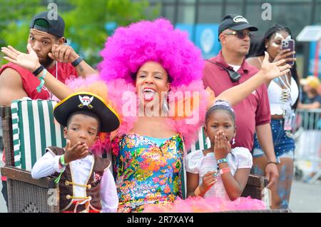 Brooklyn, Usa. 17. Juni 2023. Die Kommissarin des NYC Department of Cultural Affairs und die Königin der Parade, Laurie Cumbo, bei der 41. Jährlichen Mermaid Parade in Coney Island, Brooklyn, am 17. Juni 2023 in New York City. (Foto: Ryan Rahman/Pacific Press) Kredit: Pacific Press Media Production Corp./Alamy Live News Stockfoto