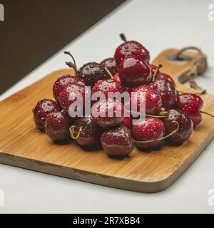 Kirsche und Sauerkirsche sind die Namen der Früchte verschiedener Bäume der Gattung Prunus, obwohl eine begrenzte Anzahl von Arten kommerziell verwendet wird. Th Stockfoto