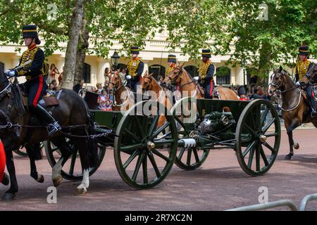 London, Großbritannien, 17. Juni 2023, versammelten sich die Menschenmassen nach einem langsamen Start in der Mall zum ersten offiziellen Geburtstag des Königs. Die Trooping the Colour fand bei der Horse Guards Parade statt, bei der der König zusammen mit Prinz William, Prinzen Anne und Prinz Edward auf einem Pferd reitete. Eine Flypast der roten Pfeile fand mit der traditionellen Welle vom Balkon des Buckingham Palace statt. , Andrew Lalchan Photography/Alamy Live News Stockfoto