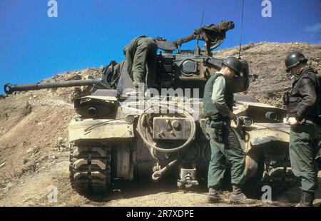 USAF-Luftregler mit US Army M46 Patton-Panzer während des Koreakrieges. Stockfoto