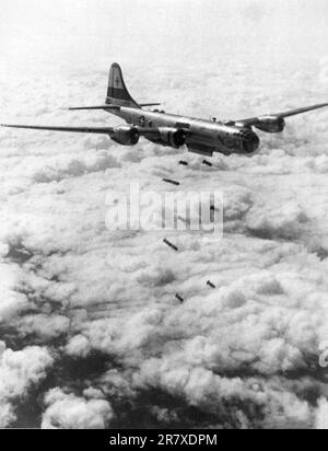 Ein B-29 Superfortress Bomber wirft seine Bomben über Nordkorea ab Stockfoto