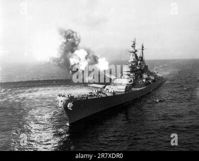 Ein 16-Zoll-Salvo von der USS Missouri in Chong Jin, Korea, in dem Bestreben, die Kommunikation mit Nordkorea zu unterbrechen. Chong Jin ist nur 39 Meilen von der chinesischen Grenze entfernt. 21. Oktober 1950. Stockfoto