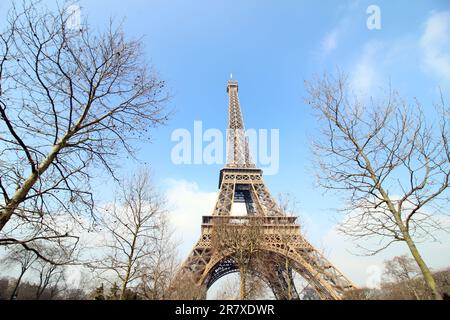 Eine wunderschöne Aufnahme des Eiffelturms an einem klaren Wintermorgen. Stockfoto