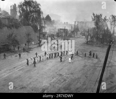 Pershing-Panzer in der Innenstadt von Seoul während der zweiten Schlacht von Seoul im September 1950. Im Vordergrund verhaften UN-Truppen nordkoreanische Kriegsgefangene Stockfoto