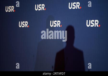 Bukarest, Rumänien. 17. Juni 2023: Der Schatten eines Redners während des Kongresses der Partei der Save Romania Union (USR). Kredit: Lucian Alecu/Alamy Live News Stockfoto