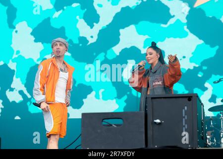 Costadinos Contostavlos „Dappy“ und Tula Paulinea „Tulisa“ Contostavlos mit dem englischen Hip-Hop-Trio N-Dubz in London, bestehend aus Cousins Dappy, Tulisa und Frazer, die live auf dem Isle of Wight Festival auftreten Costadinos Contostavlos, bekannt unter dem Bühnennamen Dappy, ist ein englischer Rapper, Sänger, Songwriter, Plattenproduzent und Schauspieler. Tula Paulinea „Tulisa“ Contostavlos ist eine englische Sängerin, Fernsehpersönlichkeit und Schauspielerin. Richard Rawson, bekannt unter seinem Künstlernamen Fazer, ist britischer Rapper, Sänger, Songwriter, Plattenproduzent und DJ. Die drei Cousins sind bekannt als N-Dubz Stockfoto