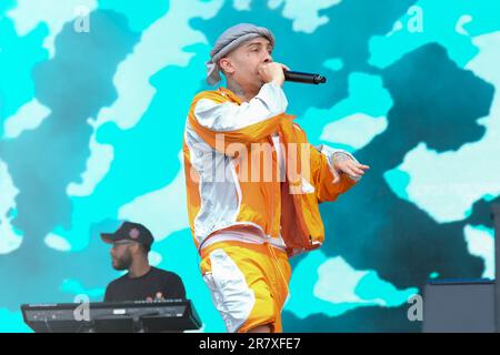 Costadinos Contostavlos, bekannt als Bühnenname Dappy, live auf der Bühne mit dem englischen Londoner Hip-Hop-Trio N-Dubz, bestehend aus Cousins Dappy, Tulisa und Frazer, auf dem Isle of Wight Festival Costadinos Contostavlos bekannt als Bühnenname Dappy, ist ein englischer Rapper, Sänger, Songwriter, Plattenproduzent und Schauspieler. Tula Paulinea „Tulisa“ Contostavlos ist eine englische Sängerin, Fernsehpersönlichkeit und Schauspielerin. Richard Rawson, bekannt unter seinem Künstlernamen Fazer, ist britischer Rapper, Sänger, Songwriter, Plattenproduzent und DJ. Die drei Cousins sind bekannt als N-Dubz Stockfoto